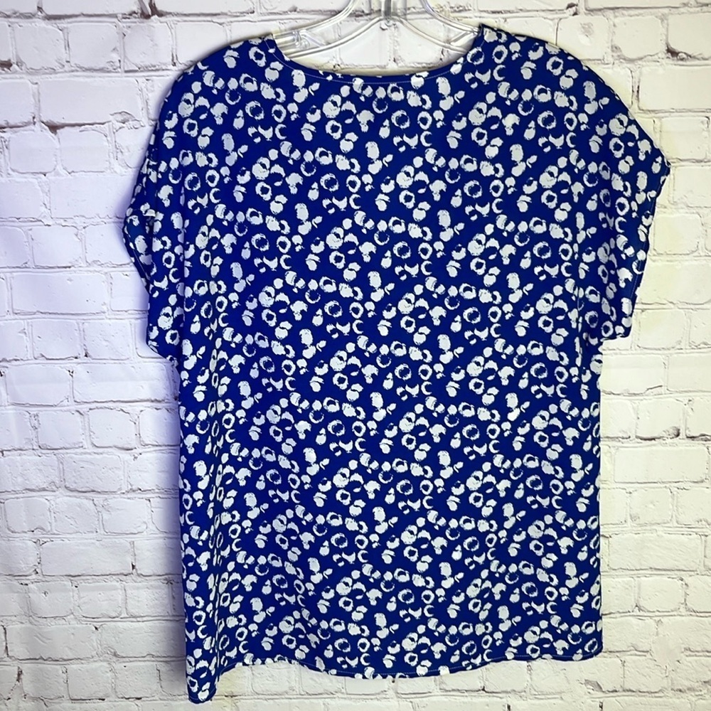W5 Blue and White Print Short Sleeve Twist Front Top - Picture 7 of 9